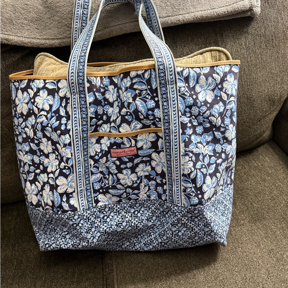 Vineyard Vine large blue and white tote bag PLEASE READ!!